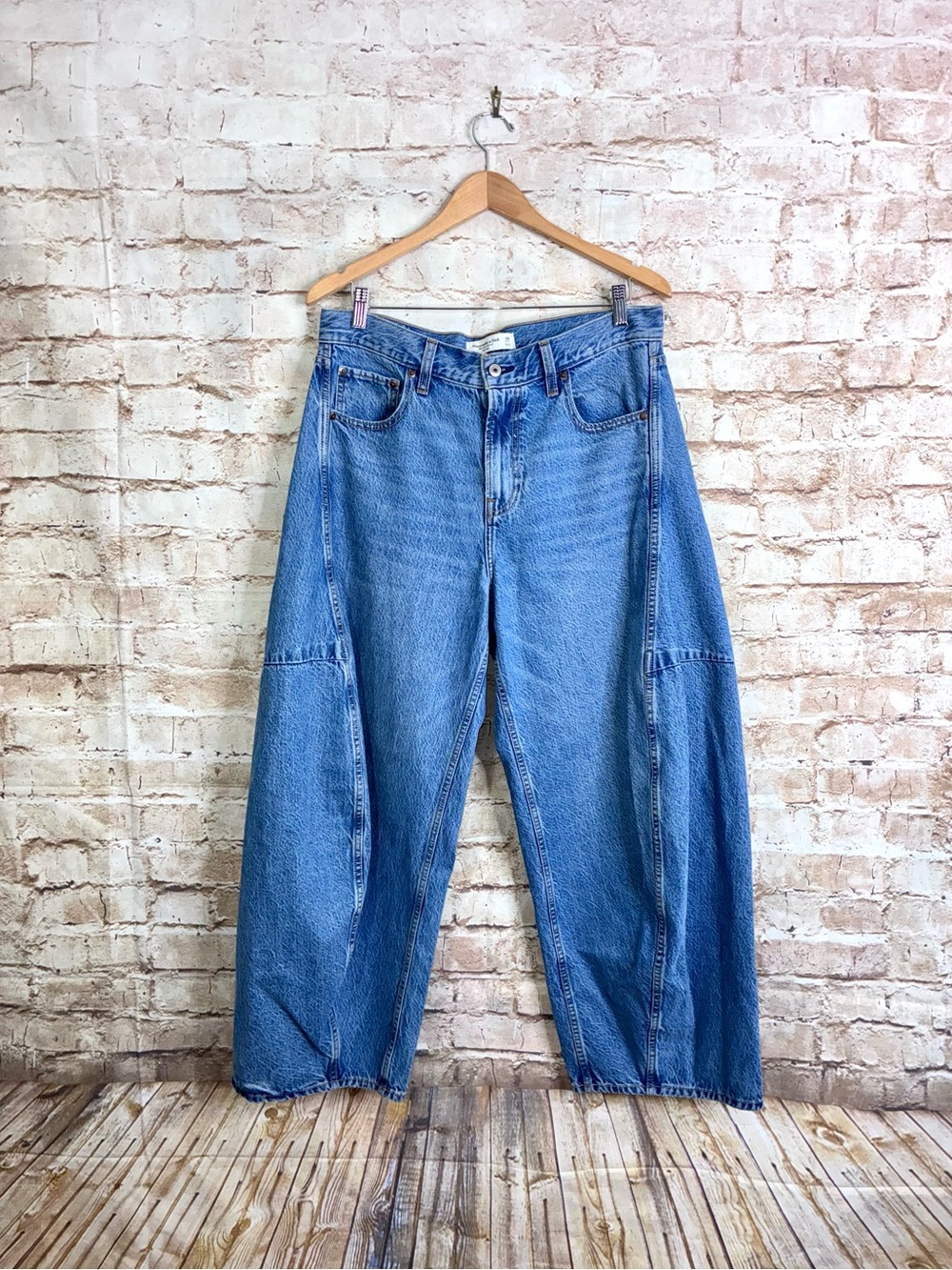 Abercrombie & Fitch Women's Mid Rise Ultra Barrel Jean Size 30 Short